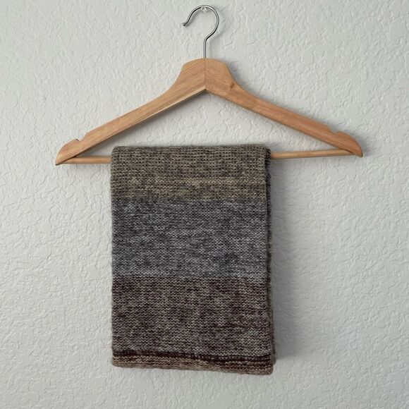 Woman’s woolen scarf - Picture 5 of 6